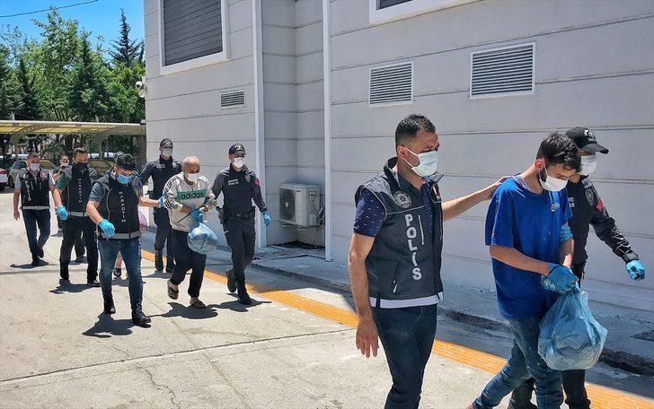 Suriye açıklarında bir gemide yaklaşık 1,5 ton esrarın ele geçirildiği "Onur Operasyonu" kapsamında gözaltına alınan 6 zanlı Mersin'de tutuklandı. G5