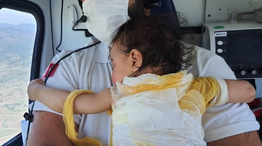 Afyonkarahisar'da üzerine sıcak su dökülen bebek, ambulans helikopterle Eskişehir'e sevk edildi