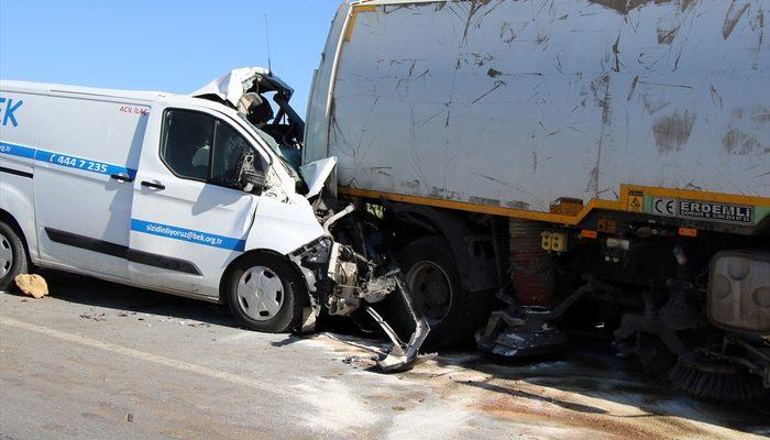 Uşak'ta 4 aracın karıştığı trafik kazasında 3 kişi yaralandı