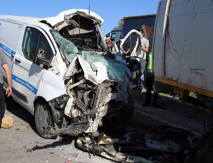 Uşak'ta 4 aracın karıştığı trafik kazasında 3 kişi yaralandı G4