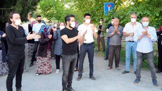 Kendilerini rahatsız ettiğini ileri sürdükleri komşularının evden çıkarılması için eylem yaptılar