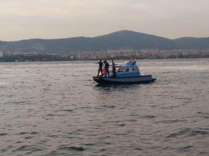 Kocaeli'de tekneleri arızalanınca denizde mahsur kalan gençleri deniz polisi kurtardı G2