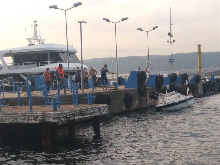 Kocaeli'de tekneleri arızalanınca denizde mahsur kalan gençleri deniz polisi kurtardı G3