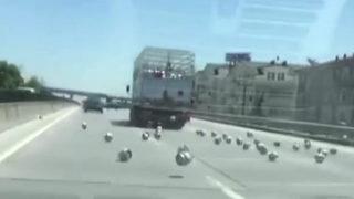 Kamyonun kasası bir anda açıldı, piknik tüpleri yola savruldu