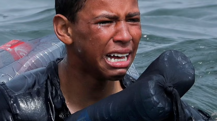 G&ouml;&ccedil;men &ccedil;ocuk, plastik şişelerle y&uuml;zerek İspanya kıyılarına ulaşmaya &ccedil;alıştı