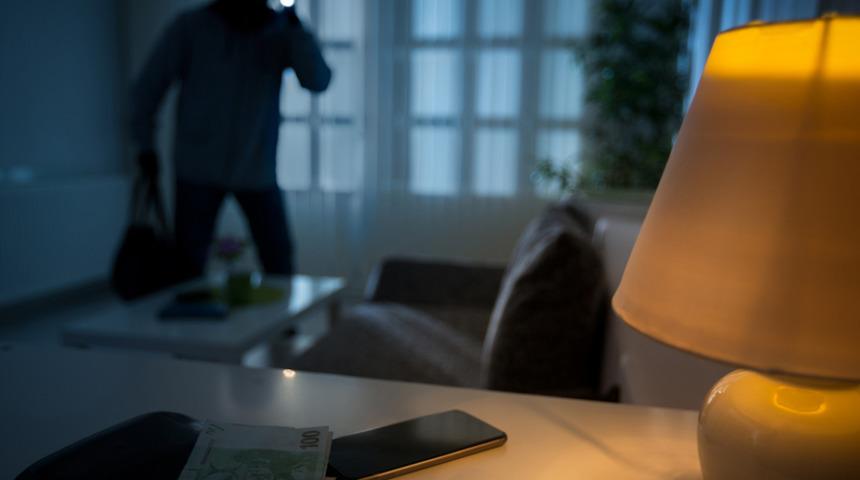 Cep telefonunu soyduğu evde unutunca yakayı ele verdi