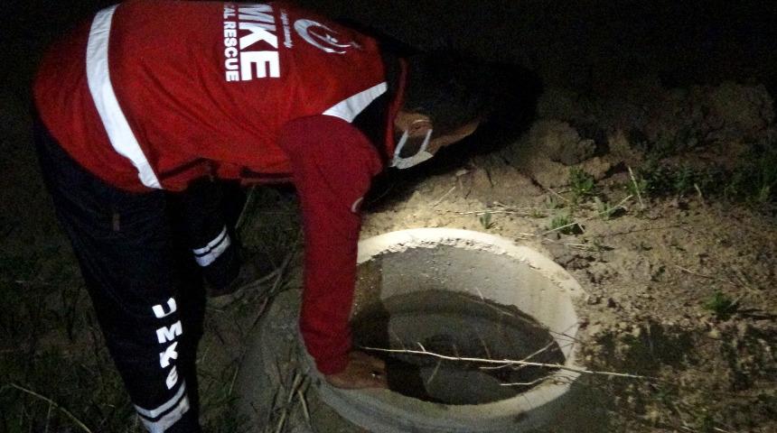 Bulmak için seferber oldular! 7 saat sonunda rögar kuyusundan çıktı