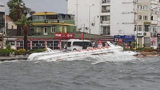 Ayvalık'ta şiddetli fırtına! Çatılar uçtu, tekneler battı