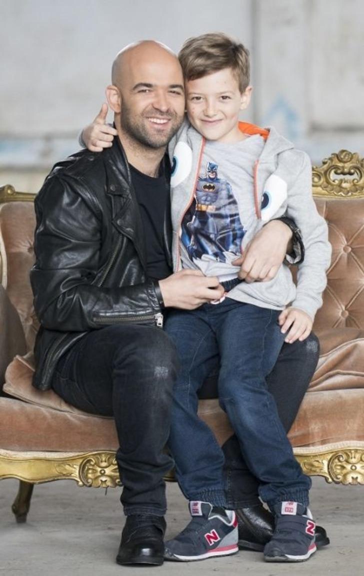 Şener Şen ile objektife poz veren bu çocuğun kim olduğunu biliyor musunuz? Bakın kim çıktı... G3