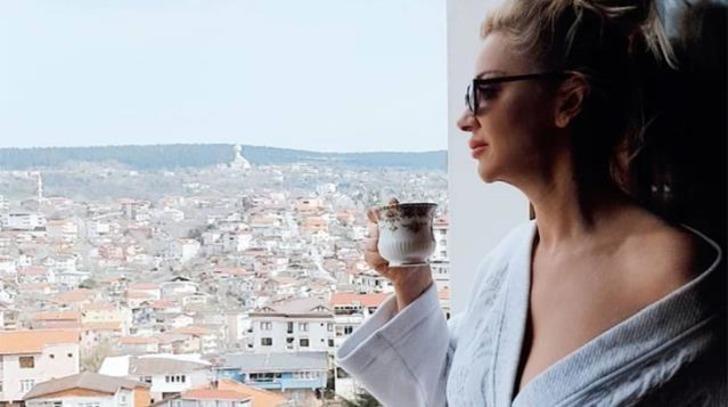  Songül Karlı'nın dekolteli fotoğrafı yine ses getirdi! İşte 47 yaşındaki ünlü türkücünün şaşırtan değişimi... G3