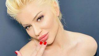  Songül Karlı'nın dekolteli fotoğrafı yine ses getirdi! İşte 47 yaşındaki ünlü türkücünün şaşırtan değişimi...