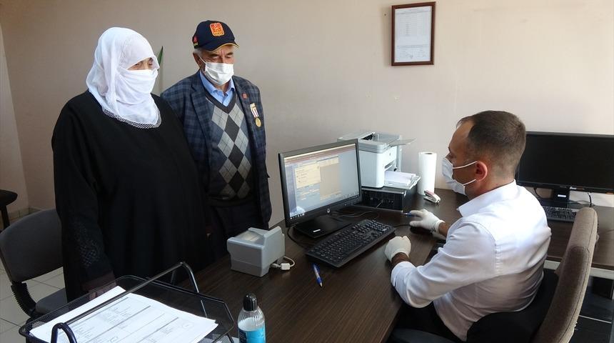 70 yaşında nüfus cüzdanına kavuştu, ilk işi resmi nikah kıymak oldu