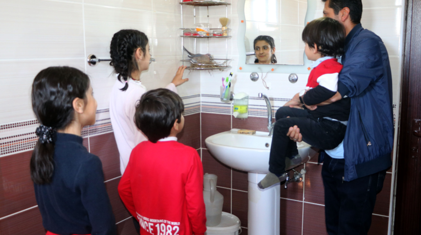 Evlerinin banyosunu bir çift kumruyla paylaşıyorlar