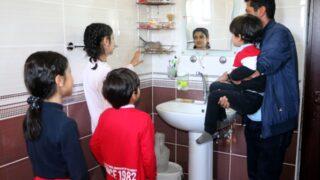 Evlerinin banyosunu bir çift kumruyla paylaşıyorlar