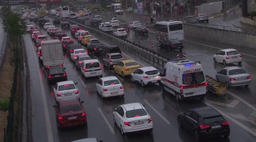 İstanbul’da sağanak yağmur trafiği de etkiledi! Yoğunluk kısa sürede arttı