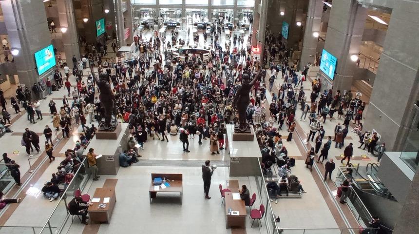Adliyede büyük yoğunluk! Binlerce kişi akın etti