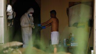 Dünyayı şaşkına çeviren olay! Cinayetle suçlanan eski polisin bahçesinde 14 ceset bulundu