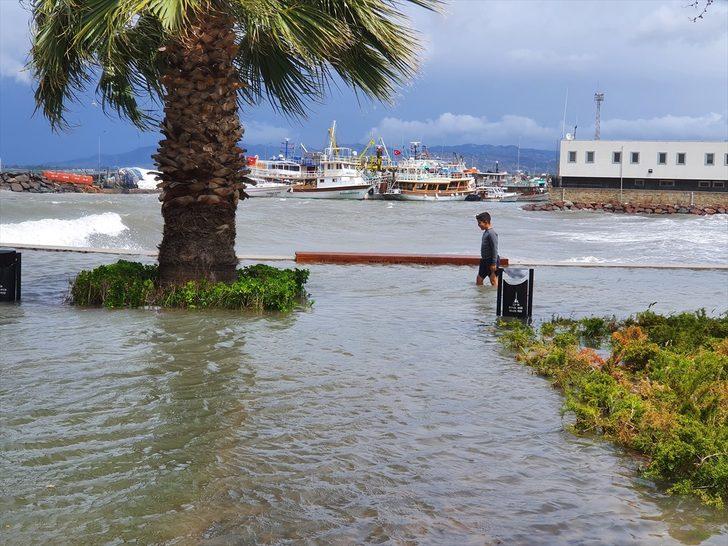 GÜNCELLEME - İzmir'in Dikili ilçesinde fırtına nedeniyle bazı balıkçı tekneleri battı G1