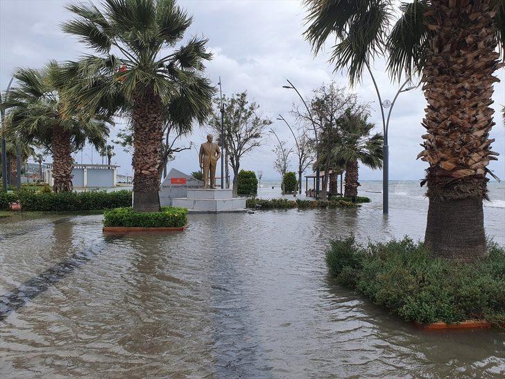 GÜNCELLEME - İzmir'in Dikili ilçesinde fırtına nedeniyle bazı balıkçı tekneleri battı G2