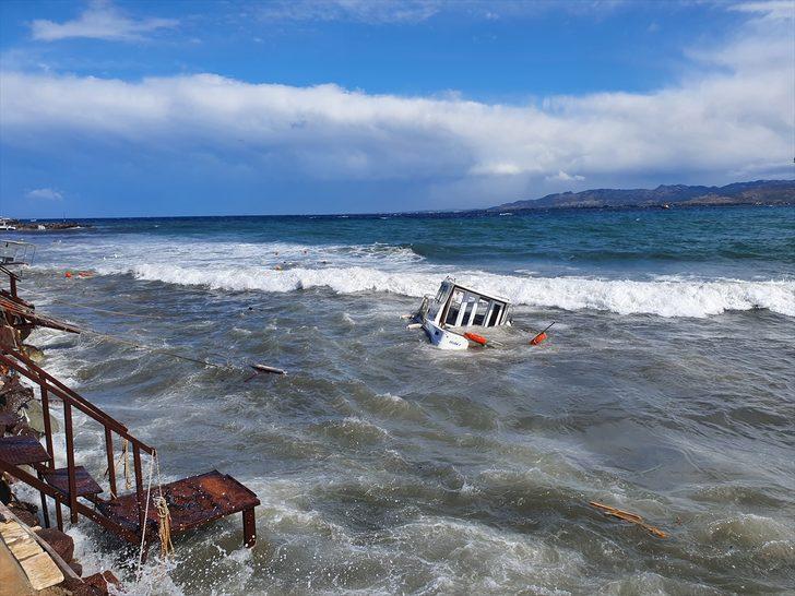 GÜNCELLEME - İzmir'in Dikili ilçesinde fırtına nedeniyle bazı balıkçı tekneleri battı G5