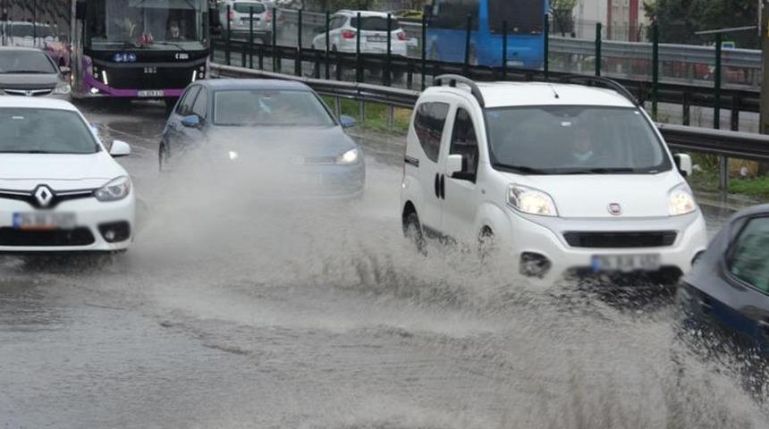 İstanbul'da E-5 göle döndü