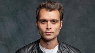 Yakışıklı oyuncu Hakan Kurtaş'tan yeni şarkı