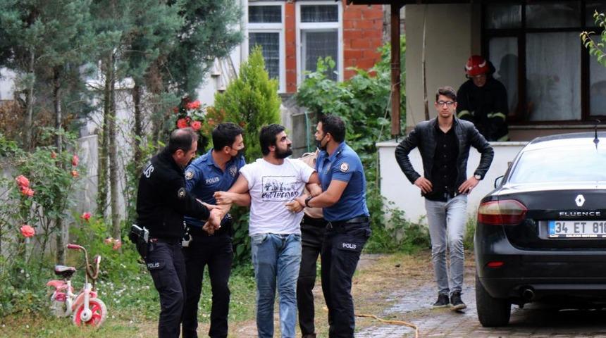 Eşine kızdı, evini ateşe verip kendisini içeriye kilitledi