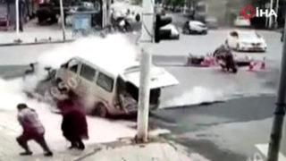 Wuhan'da korkunç olay: Kanalizasyon patladı, yol havaya uçtu!
