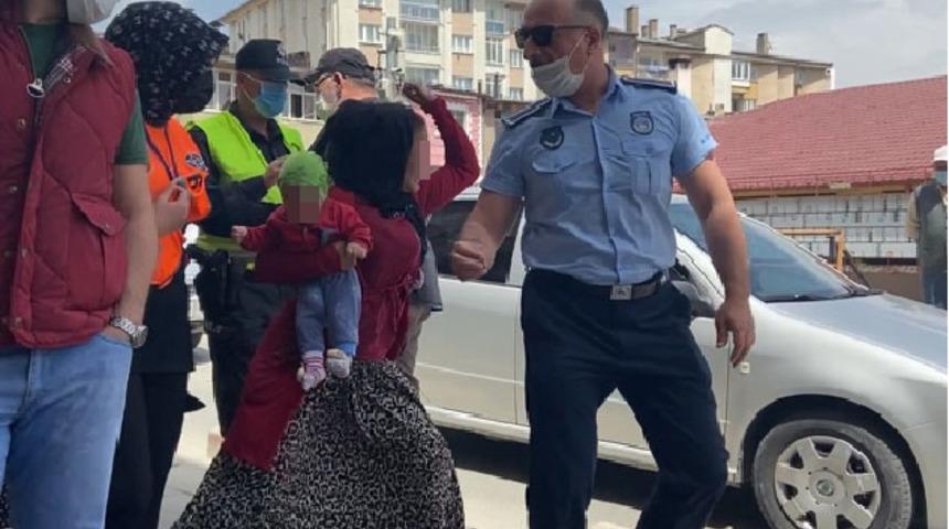 Zabıtaya yakalanan dilenci, paraları etrafa saçtı