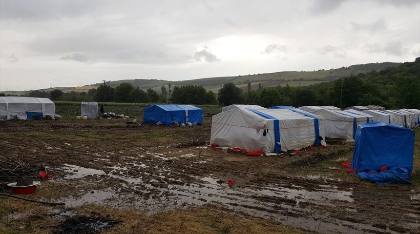 Bursa'da sağanak nedeniyle taşan dere suları iş makinelerini sürükledi