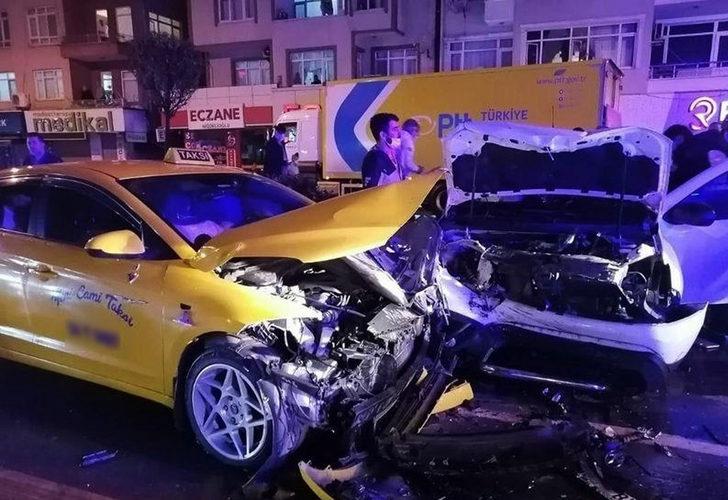 Şehir merkezinde 4 araçlı zincirleme kaza: 2 yaralı