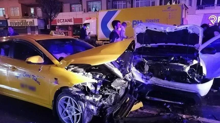 Şehir merkezinde 4 araçlı zincirleme kaza: 2 yaralı