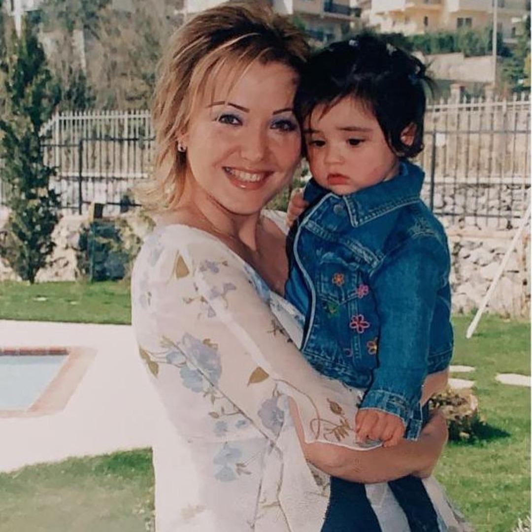 Berna La&ccedil;in'in kızı artık 19 yaşında bir gen&ccedil; kız