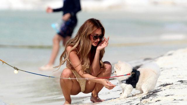 Francesca Farago minik bikinisiyle tüm bakışları üzerine çekti