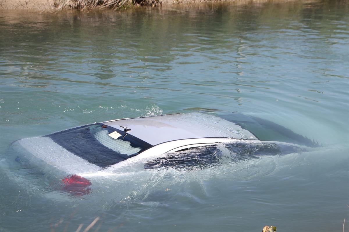 Antalya'da sulama kanalına d&uuml;şen otomobilin s&uuml;r&uuml;c&uuml;s&uuml; yaralandı