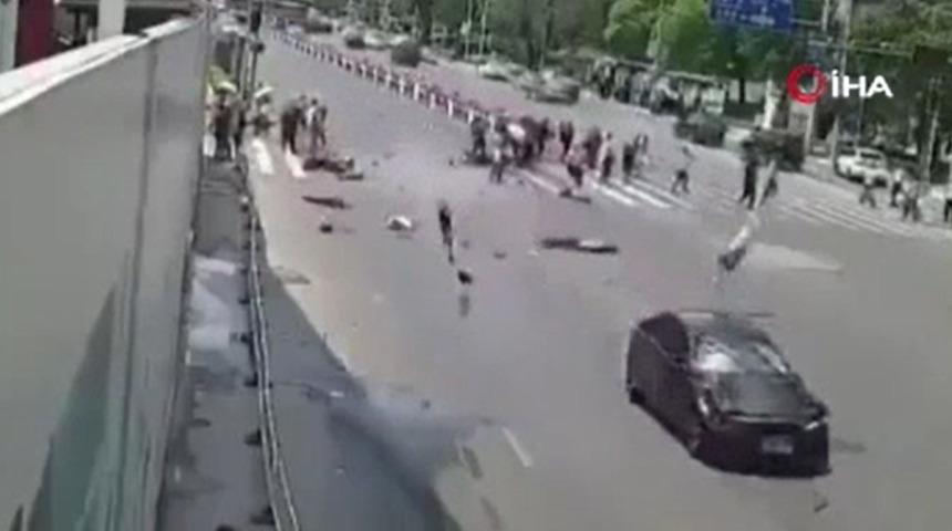 Çin'de korkunç kaza! Kırmızı ışıkta durmayan araç yayaların arasına daldı: 4 ölü, 3 yaralı