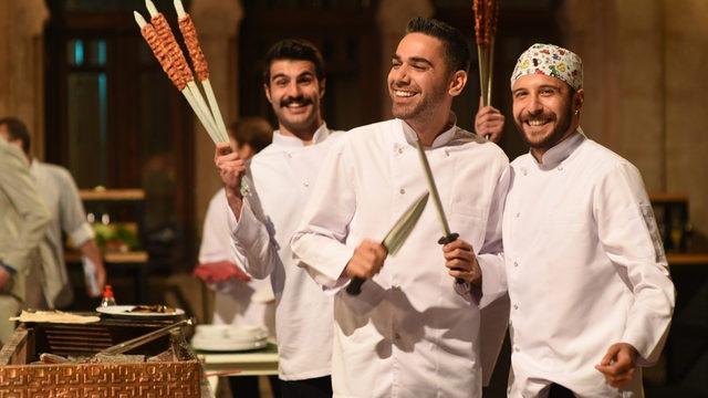 Kadir Doğulu Aşkın Tarifi için kebap hazırladı!