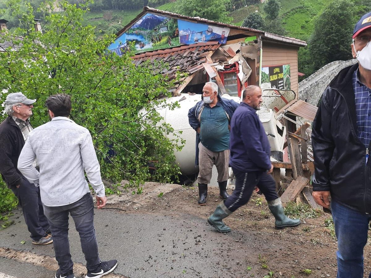 Rize'de kontrolden &ccedil;ıkan beton mikseri marketin &uuml;zerine yuvarlandı