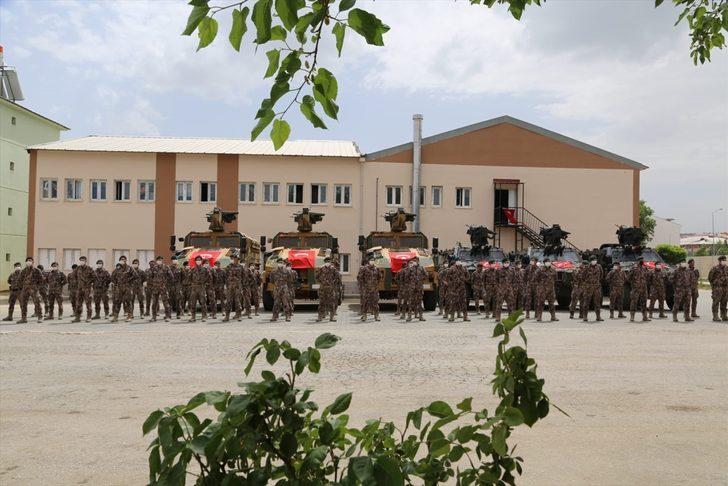 Tunceli'de terörle mücadelenin kahramanı PÖH'ler dualarla Suriye'ye uğurlandı G3