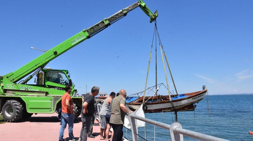 Dikili’de batan tekneler çıkarılıyor