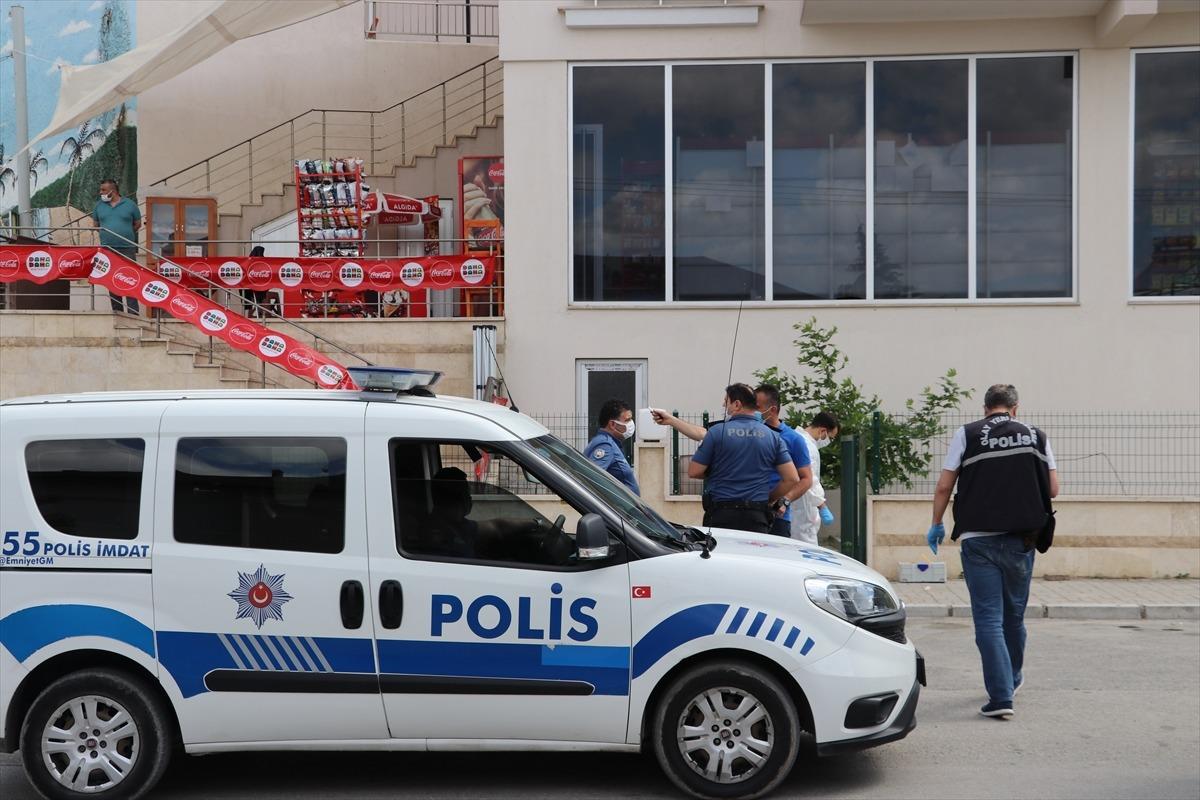 Denizli'de otomobilden site bah&ccedil;esinde oturan kişiye ateş a&ccedil;tığı iddia edilen zanlı yakalandı