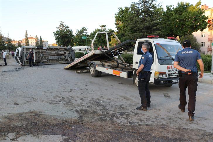 Elazığ'da 3 aracın karıştığı kazada 19 kişi yaralandı G3