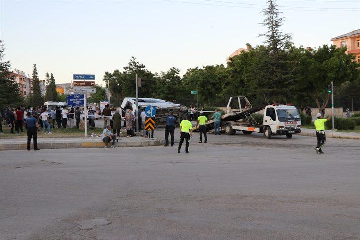 Elazığ'da 3 aracın karıştığı kazada 19 kişi yaralandı G5