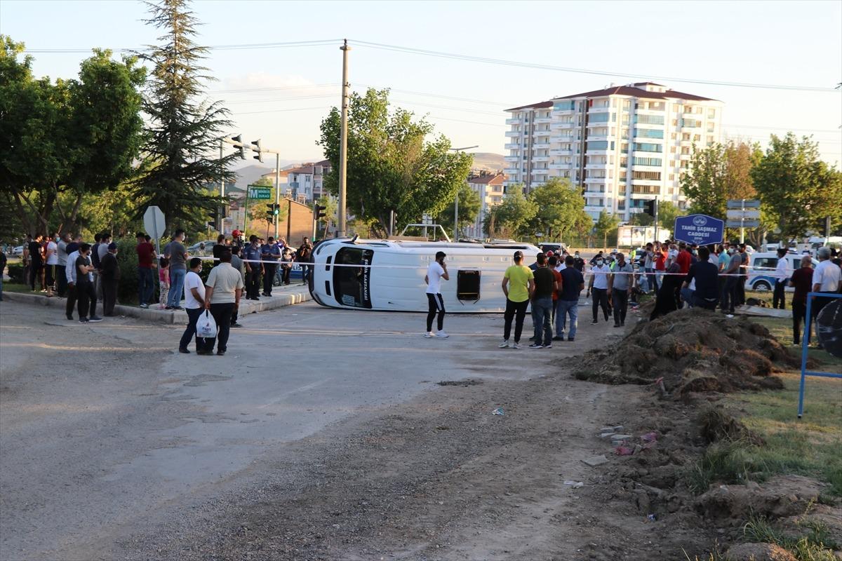 Elazığ'da 3 aracın karıştığı kazada 19 kişi yaralandı