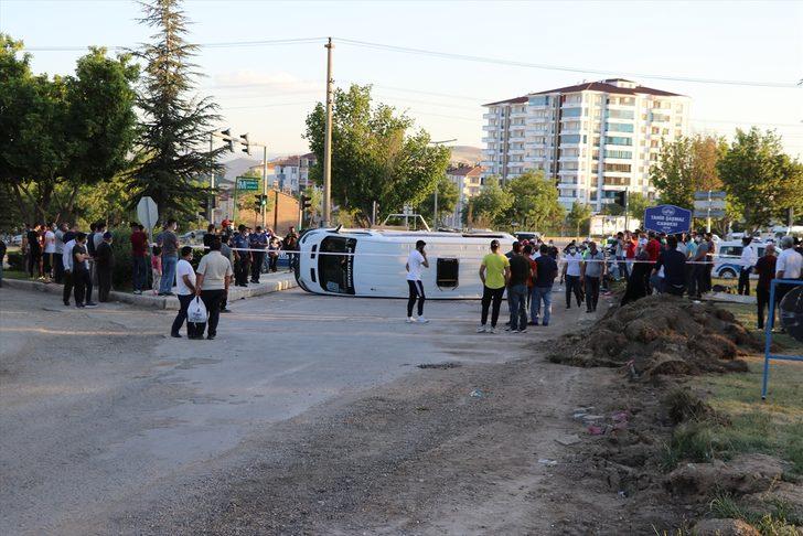 Elazığ'da 3 aracın karıştığı kazada 19 kişi yaralandı G4
