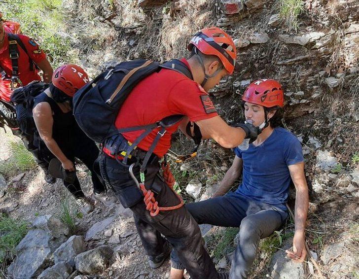 Fethiye'de kayalıklarda mahsur kalan 2 kişi kurtarıldı G2