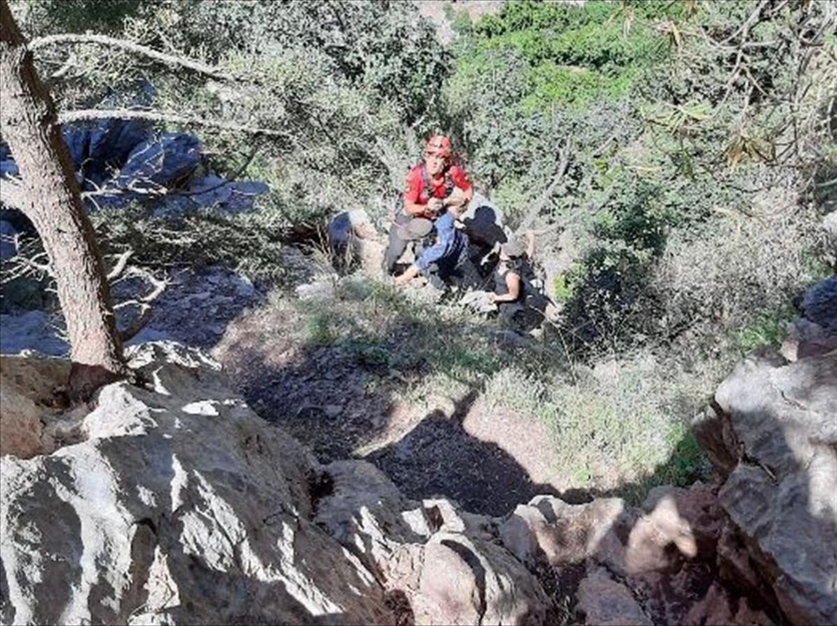 Fethiye'de kayalıklarda mahsur kalan 2 kişi kurtarıldı