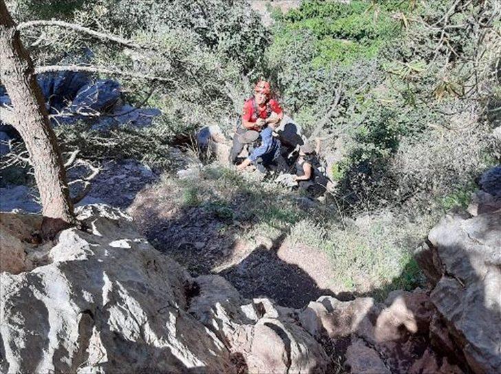 Fethiye'de kayalıklarda mahsur kalan 2 kişi kurtarıldı G3