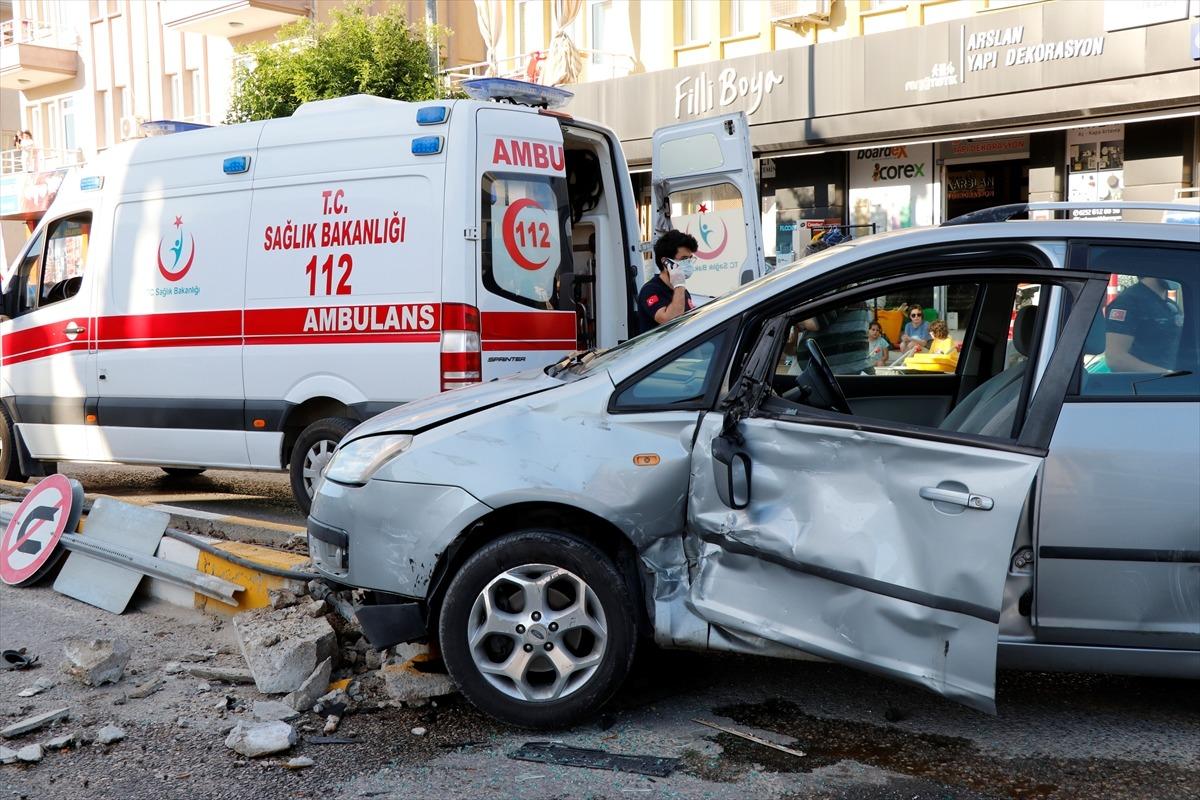 Muğla'da otomobil ile minib&uuml;s &ccedil;arpıştı: 7 yaralı