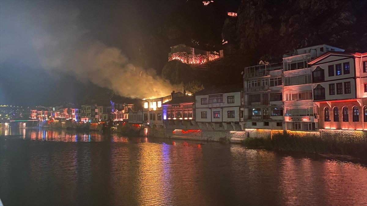 Amasya'da tarihi yalıboyu evlerinin bulunduğu alandaki otel olarak kullanılan konakta yangın &ccedil;ıktı